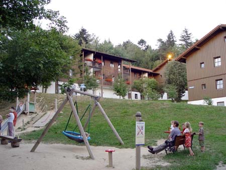 Der Spielplatz, gleich hinter dem Haus, ideal f&uuml;r Familien mit kleinen Kindern